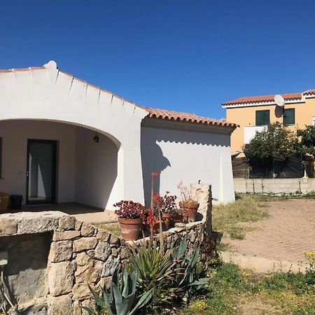 Apartamento Trilocale Con Cortile Budoni Exterior foto
