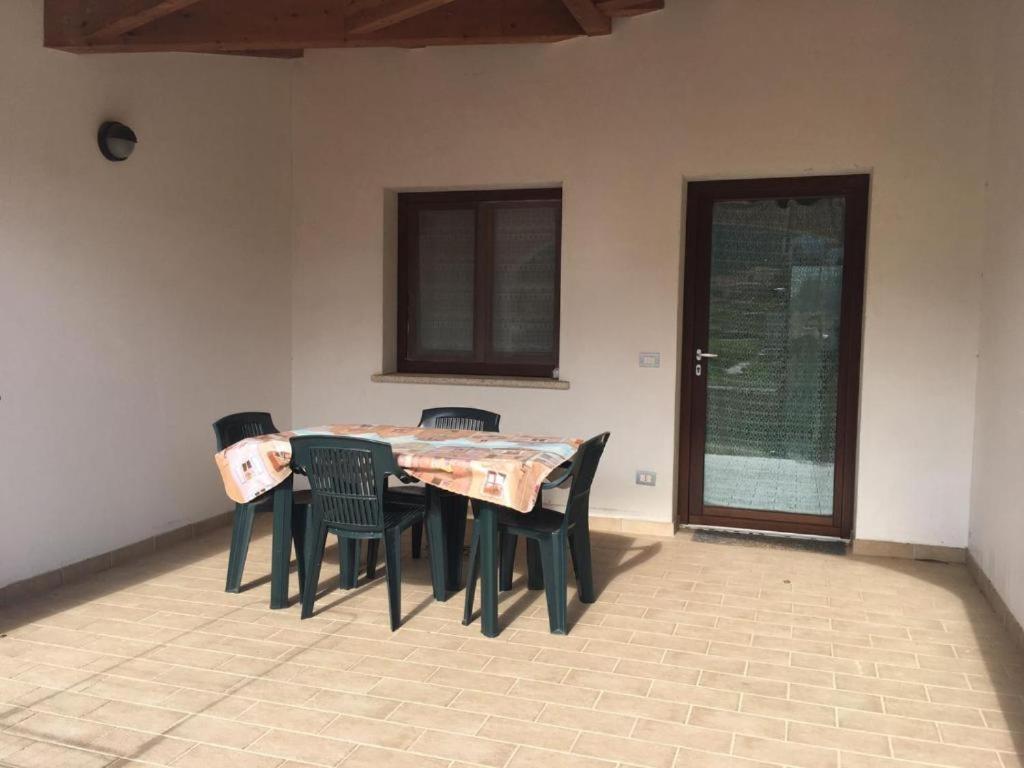 Apartamento Trilocale Con Cortile Budoni Exterior foto